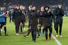 2. Bundesliga - Fußball - Jahn Regensburg - FC Ingolstadt 04 - Spiel ist aus, hängenee Köpfe bei Ingolstadt, 3:2 Niederlage, FCI bednakt sich bei dem Mitgereisten Fans, Christian Träsch (28, FCI) Darío Lezcano (11, FCI)