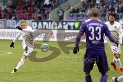 2. Bundesliga - Fußball - Erzgebirge Aue - FC Ingolstadt 04 - Freistoß Darío Lezcano (11, FCI) Tiffert Christian (Aue 33)