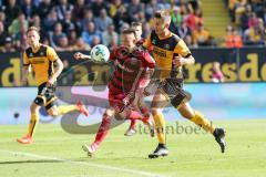 2. Bundesliga - Fußball - Dynamo Dresden - FC Ingolstadt 04 - Sonny Kittel (10, FCI) Angriff wird von Paul Seguin (19 Dresden) gestört