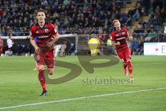 2. Bundesliga - Fußball - DSC Arminia Bielefeld - FC Ingolstadt 04 - Elfmeter Tor Jubel 1:2 Stefan Kutschke (20, FCI) mit Sonny Kittel (10, FCI)