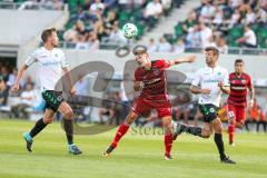 2. Bundesliga - Fußball - SpVgg Greuther Fürth FC Ingolstadt 04 - mitte Max Christiansen (5, FCI) köpft zum Tor, links Mario Maloca