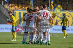 2. BL - Saison 2017/2018 - Eintracht Braunschweig - FC Ingolstadt 04 - Robert Leipertz (#13 FCI) schiesst den 0:1 Führungstreffer - Stefan Kutschke (#20 FCI) - Marcel Gaus (#19 FCI) - jubel - Foto: Meyer Jürgen