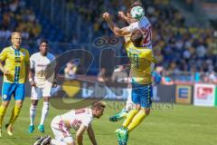 2. BL - Saison 2017/2018 - Eintracht Braunschweig - FC Ingolstadt 04 - Stefan Kutschke (#20 FCI) - Ken Reichel (#19 Braunschweig) - Foto: Meyer Jürgen