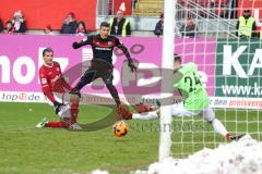 2. Bundesliga - 1. FC Kaiserslautern - FC Ingolstadt 04 - Tor verfehlt Alfredo Morales (6, FCI) Christoph Moritz (18 Kaiserslautern) Torwart Marius Müller (24 Kaiserslautern)