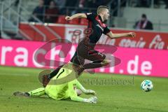 2. Bundesliga - Fußball - Jahn Regensburg - FC Ingolstadt 04 - Torwart Philipp Pentke (1 Jahn) foult Robert Leipertz (13, FCI), Elfmeter