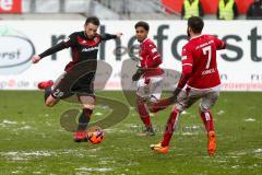 2. BL - Saison 2017/2018 - 1.FC Kaiserslautern - FC Ingolstadt 04 - Christian Träsch (#28 FCI) - Brandon Borrello (#7 Kaiserslautern) - Foto: Meyer Jürgen