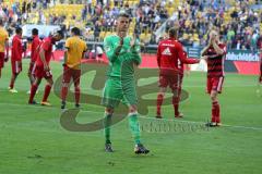 2. Bundesliga - Fußball - Dynamo Dresden - FC Ingolstadt 04 - Unentschieden 2:2, das Team bedankt sich bei den mitgereisten Fans Torwart Örjan Haskjard Nyland (1, FCI)