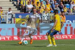 2. BL - Saison 2017/2018 - Eintracht Braunschweig - FC Ingolstadt 04 - Sonny Kittel (#10 FCI) - Mirko Boland (#10 Braunschweig) - Foto: Meyer Jürgen