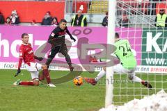 2. Bundesliga - 1. FC Kaiserslautern - FC Ingolstadt 04 - Tor verfehlt Alfredo Morales (6, FCI) Christoph Moritz (18 Kaiserslautern) Torwart Marius Müller (24 Kaiserslautern)