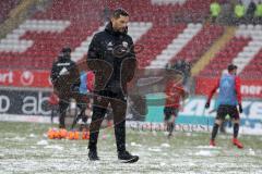 2. Bundesliga - 1. FC Kaiserslautern - FC Ingolstadt 04 - Cheftrainer Stefan Leitl (FCI) im Schneechaos