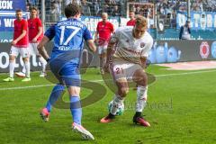 2. BL - Saison 2017/2018 - VFL Bochum - FC Ingolstadt 04 -Tobias Schröck (#21 FCI) wird von Robbie Kruse (#17 Bochum) getunnelt -  Foto: Meyer Jürgen