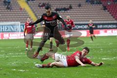 2. Bundesliga - 1. FC Kaiserslautern - FC Ingolstadt 04 - Darío Lezcano (11, FCI) Christoph Moritz (18 Kaiserslautern) am Boden Rutschpartie