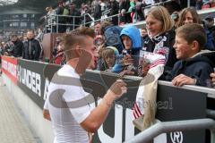 2. BL - Saison 2017/2018 - FC St. Pauli - FC Ingolstadt 04 - Max Christiansen (#5 FCI) schenkt sein Trikot einem Fan - Foto: Meyer Jürgen