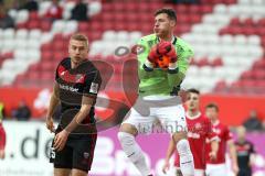 2. Bundesliga - 1. FC Kaiserslautern - FC Ingolstadt 04 - Hauke Wahl (25, FCI) kommt zu spät Torwart Marius Müller (24 Kaiserslautern)