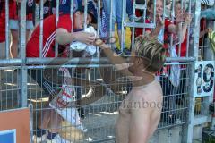 2. BL - Saison 2017/2018 - Eintracht Braunschweig - FC Ingolstadt 04 - Thomas Pledl (#30 FCI) schenkt sein Trikot einen Fan - Foto: Meyer Jürgen