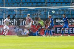 2. BL - Saison 2017/2018 - VFL Bochum - FC Ingolstadt 04 - Thomas Pledl (#30 FCI) mit einer Torchance - Manuel Riemann Torwart (#1 Bochum) - Anthony Losilla (#8 Bochum) - Foto: Meyer Jürgen