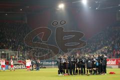 2. Bundesliga - Fußball - Jahn Regensburg - FC Ingolstadt 04 - Spiel ist aus, hängenee Köpfe bei Ingolstadt, 3:2 Niederlage, Besprechung auf dem Feld