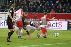 2. Bundesliga - Fußball - Jahn Regensburg - FC Ingolstadt 04 - Sonny Kittel (10, FCI) trifft den Gegenspieler Benedikt Gimber (5 Jahn) auch beim zweiten Schuß