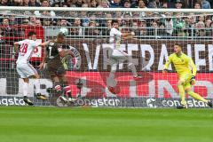 2. BL - Saison 2017/2018 - FC St. Pauli - FC Ingolstadt 04 - Christian Träsch (#28 FCI) - Orjan Nyland (#1 Torwart FCI) - Bernd Nehrig (#7 St. Pauli) - Almog Cohen (#8 FCI) - Foto: Meyer Jürgen