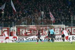 2. Bundesliga - Fußball - Jahn Regensburg - FC Ingolstadt 04 - Siegtor 3:2 für Regensburg, Jubel Joshua Mees (29 Jahn) Jonas Nietfeld (21 Jahn), Sonny Kittel (10, FCI) Tobias Levels (3, FCI)