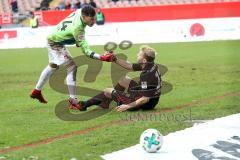 2. Bundesliga - 1. FC Kaiserslautern - FC Ingolstadt 04 - Torwart Marius Müller (24 Kaiserslautern) hilft Robert Leipertz (13, FCI)