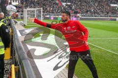 2. BL - Saison 2017/2018 - FC St. Pauli - FC Ingolstadt 04 - Christian Träsch (#28 FCI) schenkt sein Trikot einem Fan - Foto: Meyer Jürgen