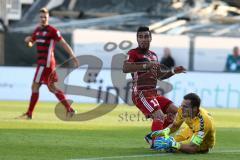 2. Bundesliga - Fußball - SpVgg Greuther Fürth FC Ingolstadt 04 - Darío Lezcano (11, FCI) Torwart Marius Funk (1 Fürth)