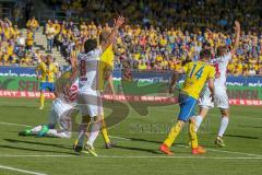 2. BL - Saison 2017/2018 - Eintracht Braunschweig - FC Ingolstadt 04 - #f8 reklamiert beim Schiedsrichter Handspiel - Foto: Meyer Jürgen