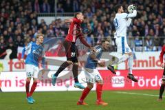 2. Bundesliga - Fußball - Holstein Kiel - FC Ingolstadt 04 - Torwart Kenneth Kronholm (18 Kiel) kommt vor Stefan Kutschke (20, FCI) an den Ball Ecke