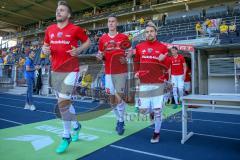 2. BL - Saison 2017/2018 - Eintracht Braunschweig - FC Ingolstadt 04 - Robert Leipertz (#13 FCI) - Phil Neumann (#26 FCI) - Thomas Pledl (#30 FCI) betreten das spielfeld zum warm machen - Foto: Meyer Jürgen