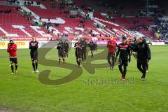 2. BL - Saison 2017/2018 - 1.FC Kaiserslautern - FC Ingolstadt 04 - Die Mannschaft bedankt sich bei den Fans - Foto: Meyer Jürgen