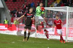 2. BL - Saison 2017/2018 - 1.FC Kaiserslautern - FC Ingolstadt 04 - Max Christiansen (#5 FCI) beim Kopfball - Marius Müller Torwart (#24 Kaiserslautern) - Foto: Meyer Jürgen