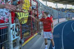 2. BL - Saison 2017/2018 - Eintracht Braunschweig - FC Ingolstadt 04 - Die Mannschaft bedankt sich nach dem Spiel bei den fans - Robert Leipertz (#13 FCI)  schenkt sein Trikot her - Foto: Meyer Jürgen