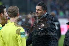 2. Bundesliga - Fußball - Holstein Kiel - FC Ingolstadt 04 - Sportdirektor Angelo Vier (FCI) bei den Schiedsrichtern