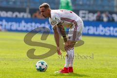 2. BL - Saison 2017/2018 - VFL Bochum - FC Ingolstadt 04 - Sonny Kittel (#10 FCI) legt sich den Ball zurecht für den Freistoß - Foto: Meyer Jürgen
