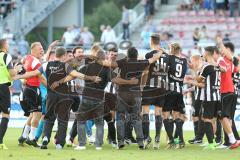 2. Bundesliga - Fußball - SV Sandhausen - FC Ingolstadt 04 - 1:0 - Sandhausen jubelt zusammen auf dem Platz