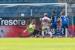 2. BL - Saison 2017/2018 - VFL Bochum - FC Ingolstadt 04 - Thomas Pledl (#30 FCI) mit einer Torchance - Manuel Riemann Torwart (#1 Bochum) - Anthony Losilla (#8 Bochum) - Foto: Meyer Jürgen