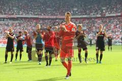 2. Bundesliga - Fußball - Fortuna Düsseldorf - FC Ingolstadt 04 - Enttäuschung hängende Köpfe Niederlage 3:0 nach dem Spiel, Mannschaft geht zu den Fans, Torwart Örjan Haskjard Nyland (1, FCI) Christian Träsch (28, FCI) Hauke Wahl (25, FCI) Marcel Gaus (1