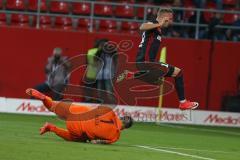 2. BL - Saison 2017/2018 - FC Ingolstadt 04 - 1. FC Heidenheim - Sonny Kittel (#10 FCI) springt über Kevin Müller Torwart (#1 Heidenheim) - Foto: Meyer Jürgen