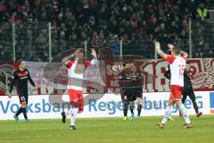 2. Bundesliga - Fußball - Jahn Regensburg - FC Ingolstadt 04 - Tor für Jahn, Jubel, hinten Ingolstadt hängende Köpfe, Tobias Schröck (21, FCI) Almog Cohen (8, FCI) Marcel Gaus (19, FCI) Alfredo Morales (6, FCI)