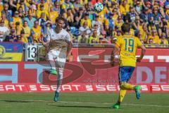 2. BL - Saison 2017/2018 - Eintracht Braunschweig - FC Ingolstadt 04 - Stefan Kutschke (#20 FCI) - Ken Reichel (#19 Braunschweig) - Foto: Meyer Jürgen