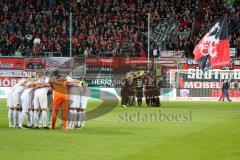 2. BL - Saison 2017/2018 - FC Ingolstadt 04 - 1. FC Heidenheim - Die mannschaften bilden einen Kreis vor dem Spiel - Foto: Meyer Jürgen