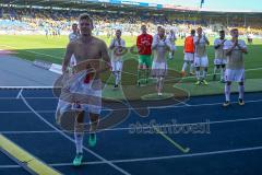 2. BL - Saison 2017/2018 - Eintracht Braunschweig - FC Ingolstadt 04 - Die Mannschaft bedankt sich nach dem Spiel bei den fans - Hauke Wahl (#25 FCI) schenkt sein Trikot her - Foto: Meyer Jürgen