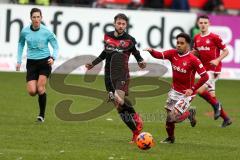 2. BL - Saison 2017/2018 - 1.FC Kaiserslautern - FC Ingolstadt 04 - Christian Träsch (#28 FCI) - Phillipp Mwene (#21 Kaiserslautern) - Foto: Meyer Jürgen