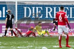 2. BL - Saison 2017/2018 - 1.FC Kaiserslautern - FC Ingolstadt 04 - Der 0:1 Führungstreffer von Kaiserslautern durch Sebastian Andersson (#9 Kaiserslautern) - Orjan Nyland (#1 Torwart FCI) - Foto: Meyer Jürgen