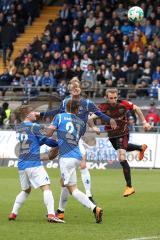 2. Bundesliga - Fußball - SV Darmstadt 98 - FC Ingolstadt 04 - links Moritz Hartmann (9, FCI) Immanuel Höhn (21 Darmstadt) Fabian Holland (32 Darmstadt)