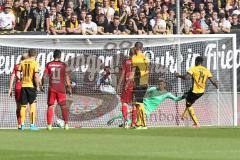 2. Bundesliga - Fußball - Dynamo Dresden - FC Ingolstadt 04 - Elfmeter für Dresden Peniel Mlapa (14 Dresden) trfifft gegen Torwart Örjan Haskjard Nyland (1, FCI)