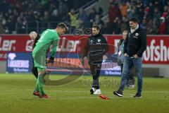 2. Bundesliga - Fußball - Jahn Regensburg - FC Ingolstadt 04 - Spiel ist aus, hängenee Köpfe bei Ingolstadt, 3:2 Niederlage, Torwart Örjan Haskjard Nyland (1, FCI) wirft wütend Flasche am Boden, Cheftrainer Stefan Leitl (FCI) und Sportdirektor Angelo Vier