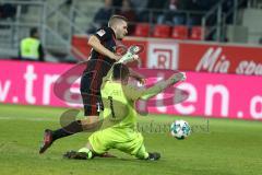 2. Bundesliga - Fußball - Jahn Regensburg - FC Ingolstadt 04 - Torwart Philipp Pentke (1 Jahn) foult Robert Leipertz (13, FCI), Elfmeter