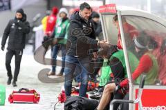 2. BL - Saison 2017/2018 - 1.FC Kaiserslautern - FC Ingolstadt 04 - Angelo Vier Sportdirektor beim Abklatschen mit den Spielern - - Foto: Meyer Jürgen